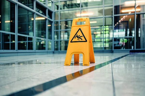 Warnschild vor Rutschgefahr
