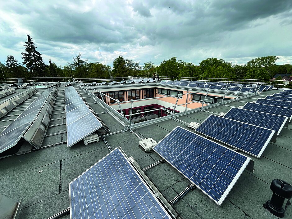 Photovoltaikanlage mit Dachrand-Geländern auf dem Dach der Novalisschule