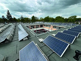 Photovoltaikanlage mit Dachrand-Geländern auf dem Dach der Novalisschule