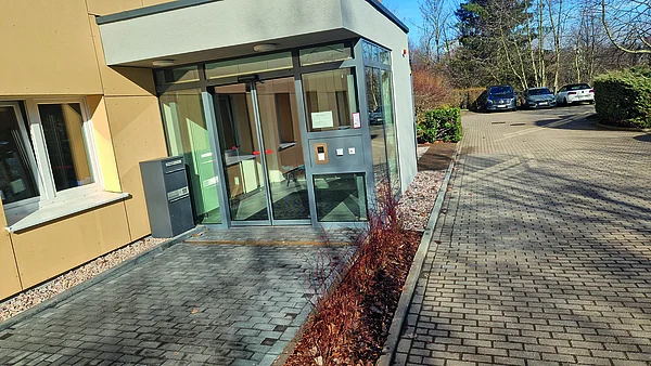 Neu gestalteter Eingangsbereich in Massivbauweise