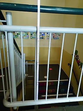 Zu niedrige Umwehrung im Treppenbereich einer Grundschule