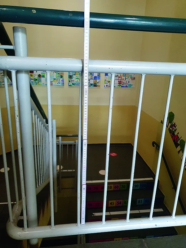 Zu niedrige Umwehrung im Treppenbereich einer Grundschule – 0,84 Meter